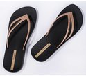 Zwarte Ipanema teenslippers met goudkleurige bandjes met gevlochten detail.
