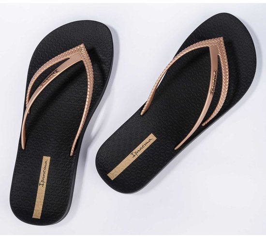 Zwarte Ipanema teenslippers met goudkleurige bandjes met gevlochten detail.