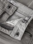 Detail van de tailleband van een grijze jeans, met verstelbare knoopsluiting en rits.