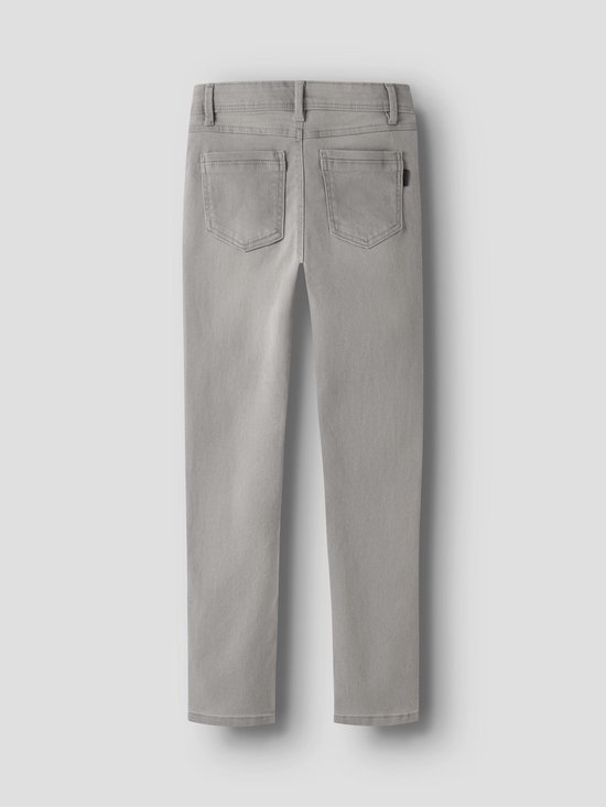 Achterkant van een strakke, grijze jeans.