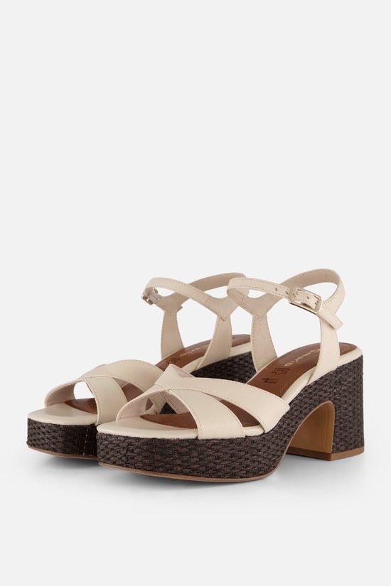 Paire de sandales Tamaris crème à brides croisées, plateforme et talon bloc aspect rotin.