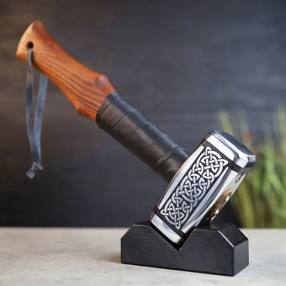 Prachtig afgewerkte Hamer in Noorse Viking stijl, zowel handvat als Hamerkop zijn met de hand afgewerkt