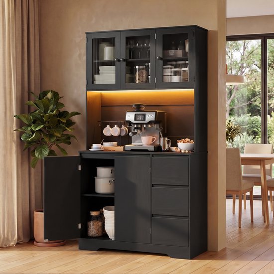 Zwarte keukenkast in een interieur met een koffiezetapparaat op het werkblad en één open onderkast.
