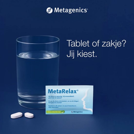 Een glas water, twee witte tabletten en een sachet MetaRelax (smaak lemon/citroen) liggen op een donkere achtergrond. Tekst: Tablet of zakje? Jij kiest.