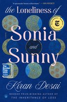 Boekcover 'The Loneliness of Sonia and Sunny' met cirkelvormige patronen in geel, blauw en zwart op een donkerblauwe achtergrond. Met de titel, auteursnaam en prijzen.