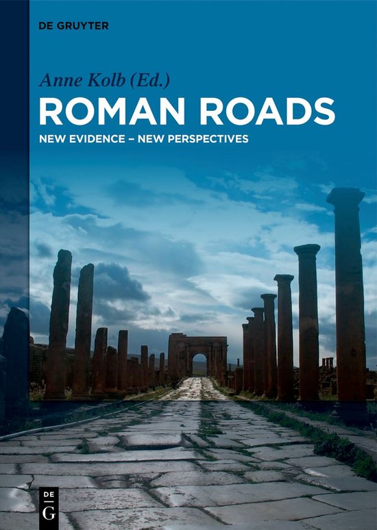 Boekomslag van 'Roman Roads' door Anne Kolb, met een afbeelding van een Romeinse weg geflankeerd door ruïnes, onder een blauwe lucht met wolken.
