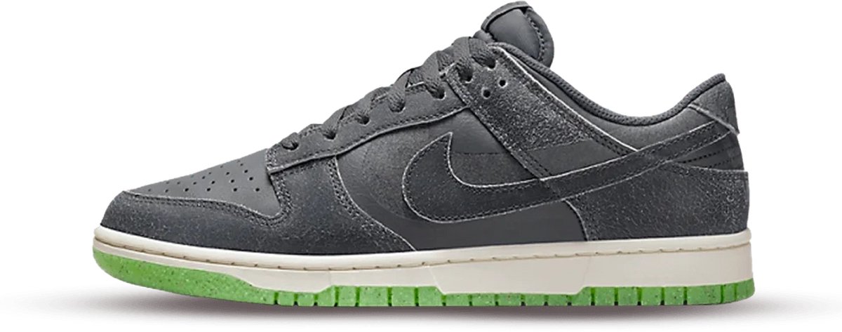 Nike Dunk Low Retro PRM ‘Halloween 2022’ . Wit