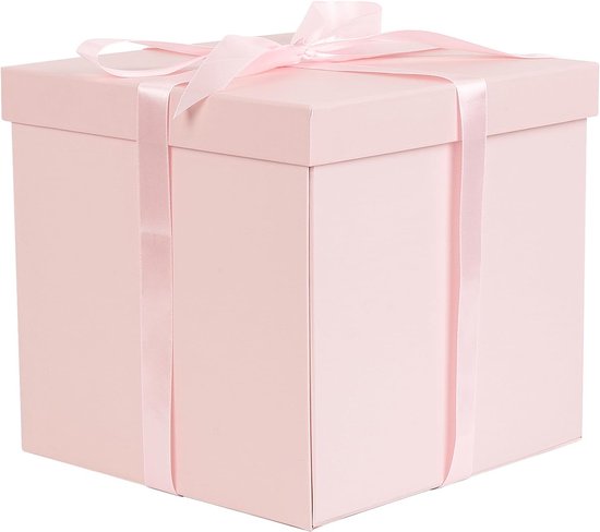 Boîte cadeau carrée rose pâle, carton rigide, avec un ruban de satin et un nœud.