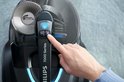 Hand drukt op de '+' knop van het digitale display van de Philips 7000 Series stofzuiger.