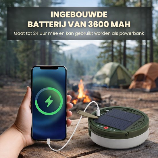 Groene en witte powerbank met zonnepaneel laadt telefoon op bij kampvuur, tekst: "Ingebouwde batterij van 3600 mAh"