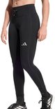 Model in zwarte Adidas legging met drievoudige streep logo op de linker heup.