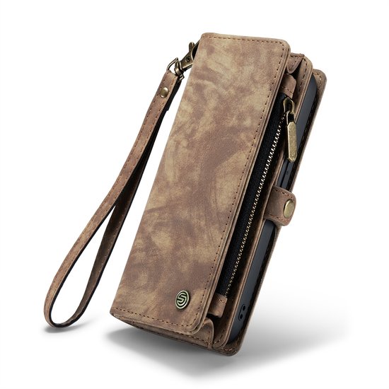 Gesloten bruin portemonnee hoesje met polsband en ritssluiting.