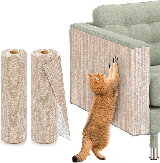 Rouleaux de tapis à griffer beige et un chat protégeant un canapé avec le tapis.