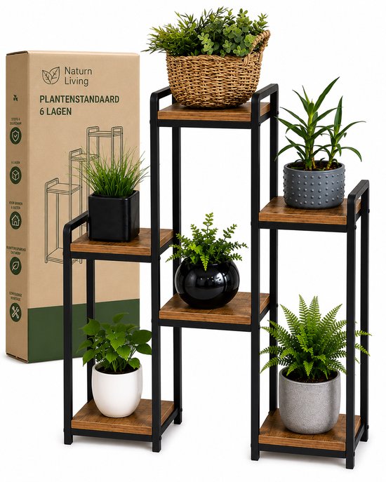 Zes laags plantenstandaard van zwart metaal met houten planken, met diverse planten in potten.