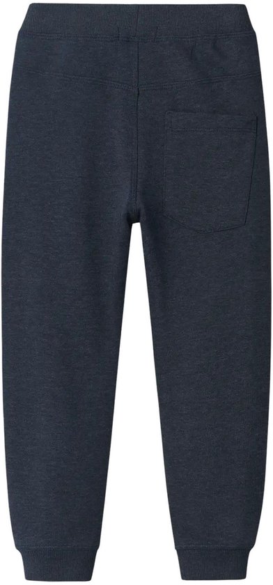 Achterkant van een donkerblauwe joggingbroek met een achterzak.