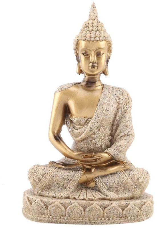Gouden boeddhabeeld, zandkleurig gewaad, in meditatiehouding op een decoratieve basis.