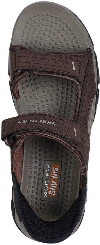 Bovenaanzicht van bruine Skechers sandalen met Slip-ins logo.