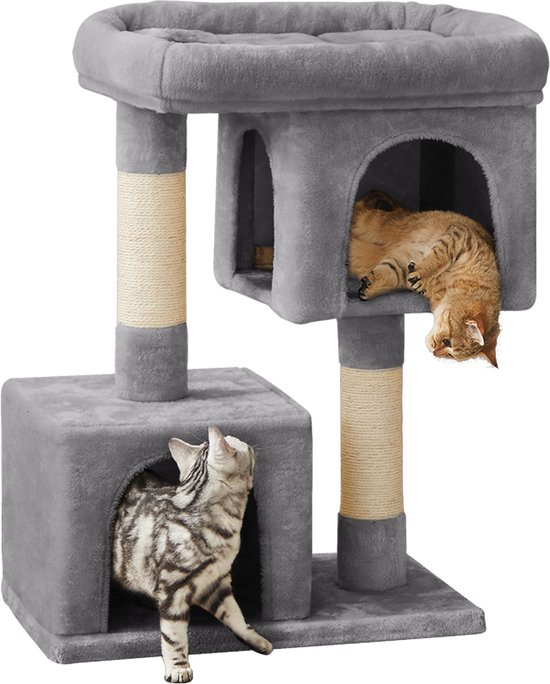 Twee katten op een grijze krabpaal. Eén zilver gestreepte kat in een onderste huisje, één bruin gestreepte kat slapend in een bovenste huisje.