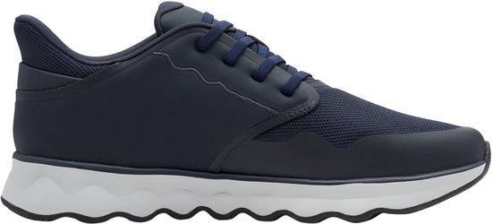 Donkerblauwe sneaker met witte zool en veters.