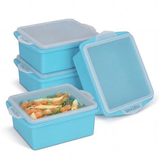 Quatre boîtes bleues avec couvercles, une à l'avant contenant des légumes, les autres empilées.