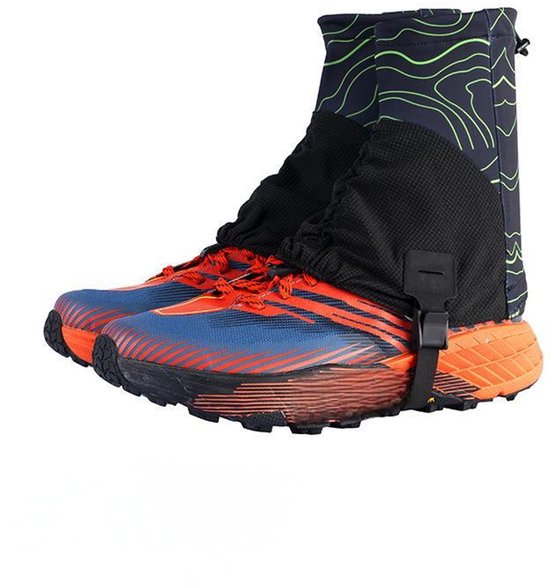 Guêtres de trail running orange et bleues avec un motif de lignes topographiques vertes.