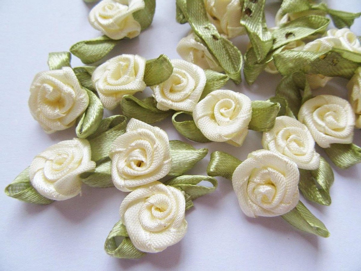 Satijnen Rozen Applicaties - Lint Bloemen - Bruiloft Versieren - Handgemaakt Boetiek Kwaliteit - 100 stuks - Ivoor