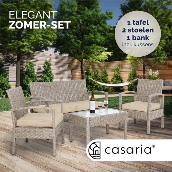 Taupe polyrattan tuinset met bank, 2 stoelen, glazen tafel en beige kussens, in een tuin met schommel.