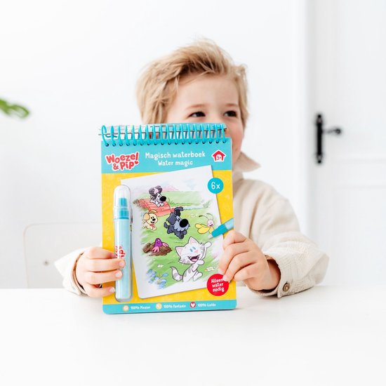 Jongen met blond haar die een waterboek vasthoudt met een pen, hij draagt een crème kleurig shirt.