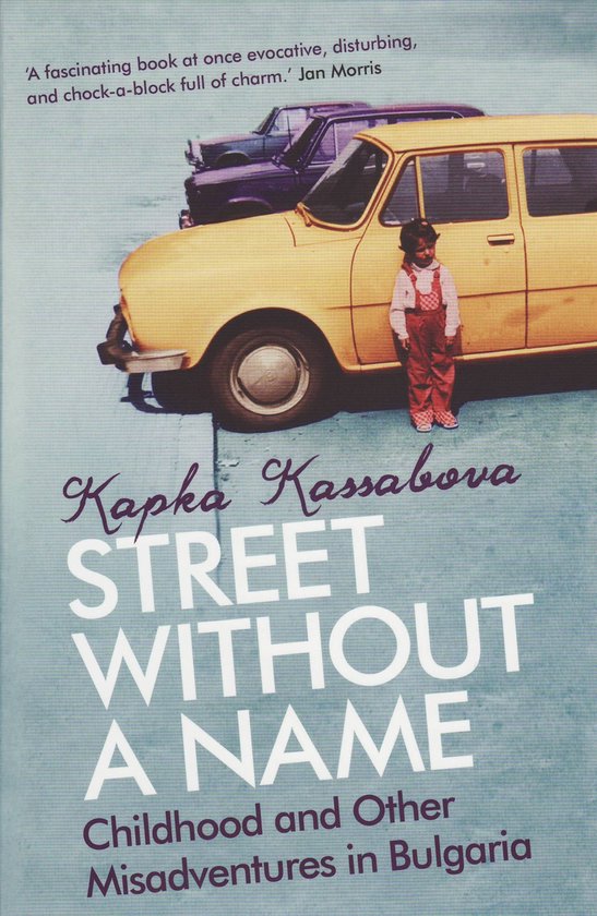 Boekcover: 'Street Without A Name' van Kapka Kassabova, met een meisje in een rode tuinbroek naast een gele auto.