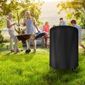 Zwarte grillhoes in een zonnige tuin met een familie die aan het barbecueën is.