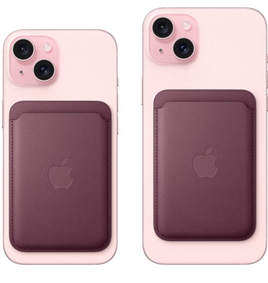 Een roze iPhone met een donkerrode MagSafe portemonnee op de achterkant.