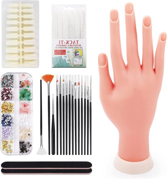 Main d'entraînement rose pâle avec ongles artificiels, lime à ongles, décorations nail art et divers pinceaux.
