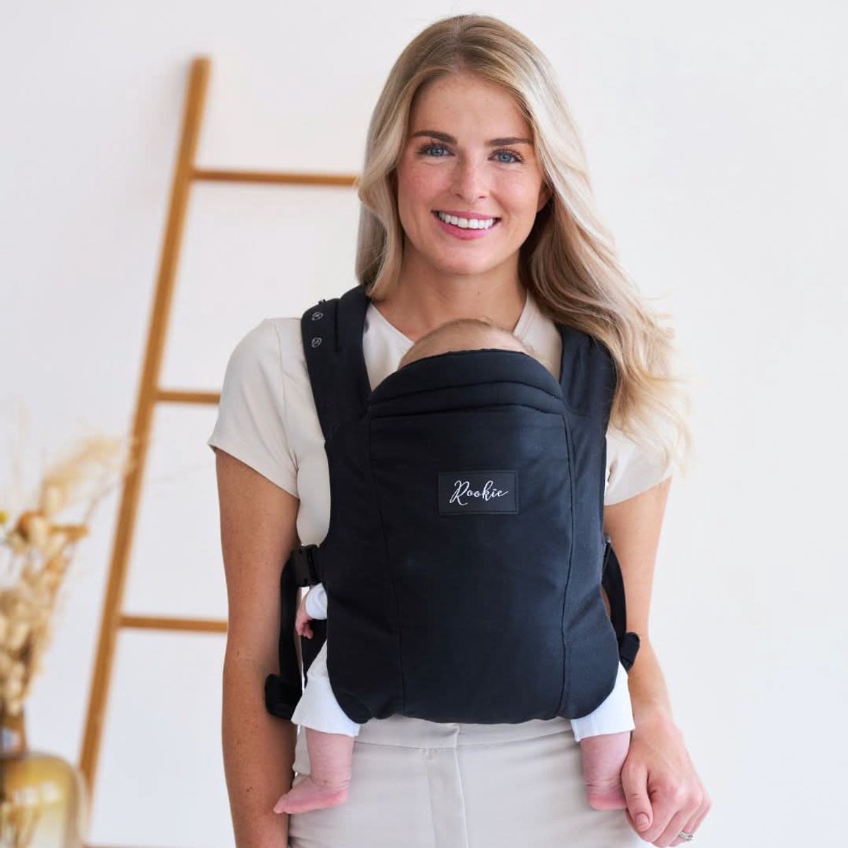 ROOKIE Baby Premium Elite draagzak - Design buikdrager en rugdrager - Comfortabel en ergonomisch baby spullen - Babydrager vanaf Geboorte - Ook voor Peuter - Biologisch katoen (Zwart)
