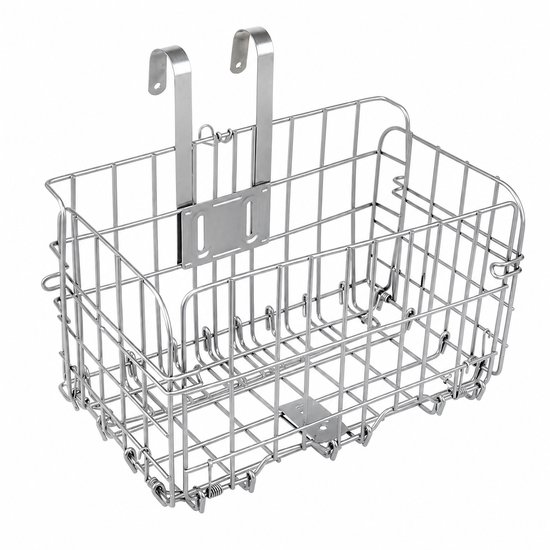 Een zilverkleurige, opvouwbare stalen fietsmand met dubbele haken om aan het stuur te bevestigen.