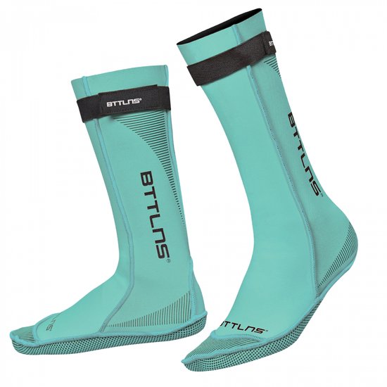 Paar aqua neopreen zwemsokken met zwarte band en logo, open teen en antislipzool.