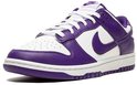 Paarse en witte Nike Dunk Low sneakers met witte veters en een witte zool.