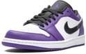 Paarse en witte Nike Air Jordan 1 Low sneaker met zwarte veters, swoosh en paarse zool.