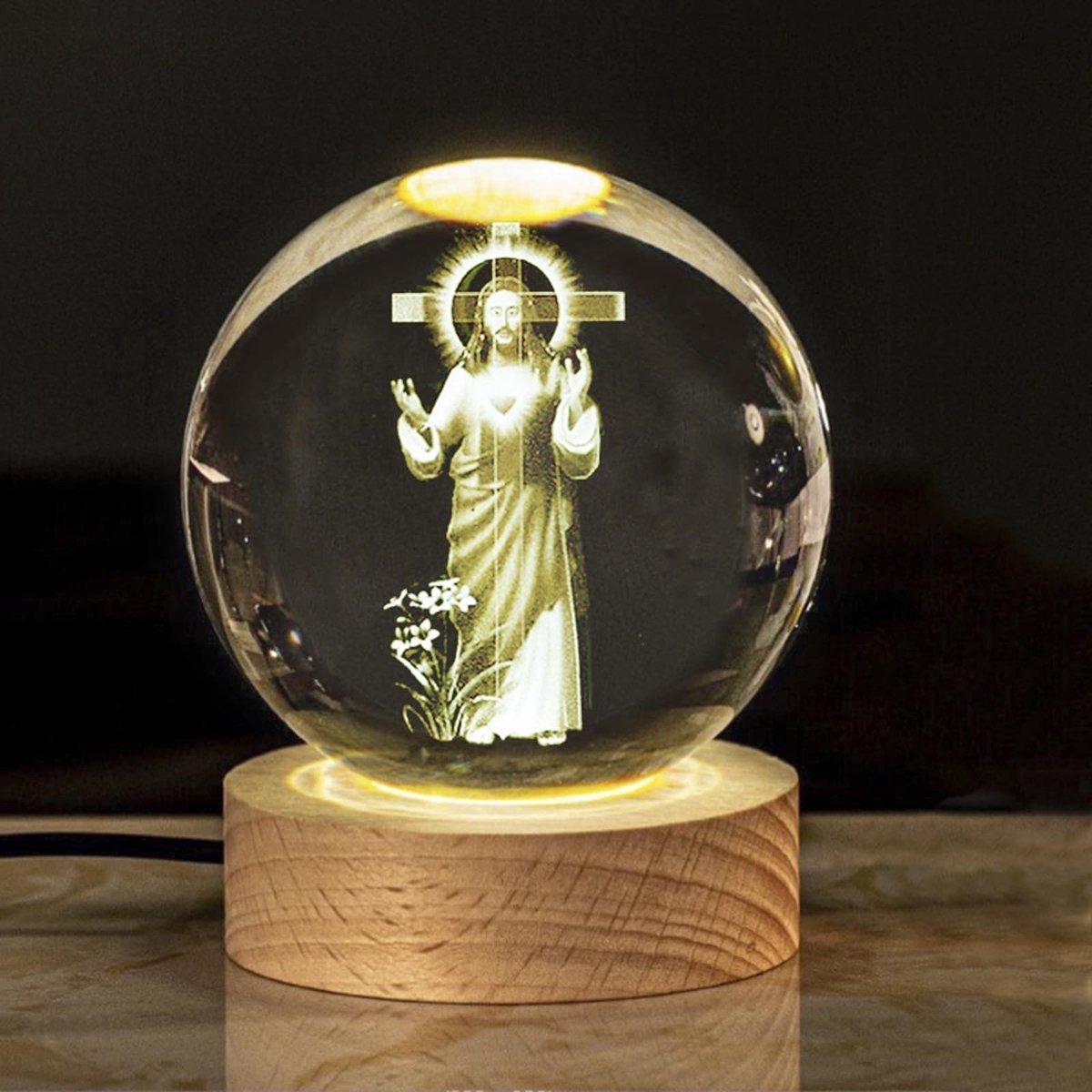 Dailygoods - Lichtgevende kristallen bol - 3D gegraveerd Jezus figuur - Nachtlampje met houten sokkel - Religieuze decoratie - Perfect cadeau voor chr...