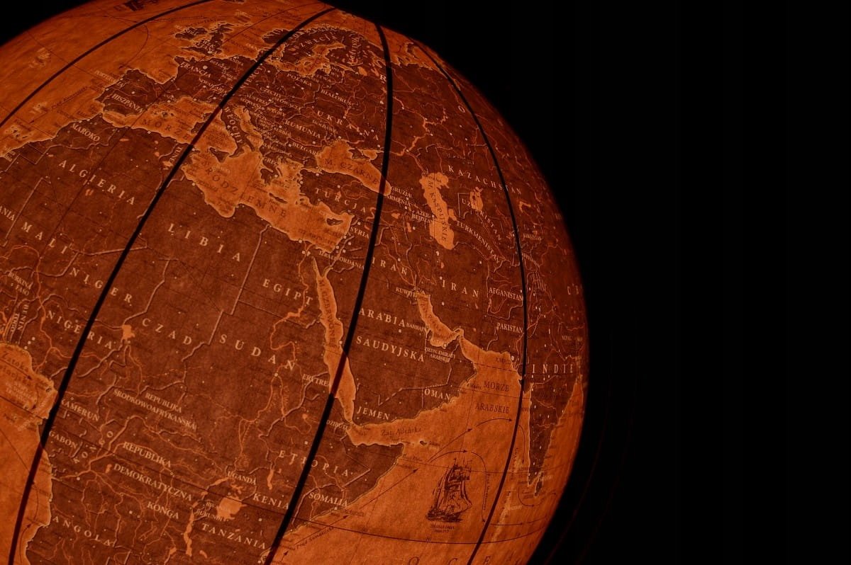 Verlichte Wereldbol met Zeilschepen - 42 cm, Houten Voet