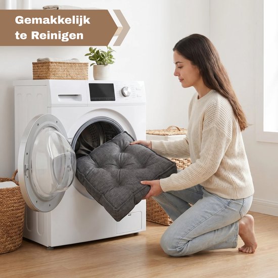 Vrouw doet een donkergrijs vierkant tuinkussen in een wasmachine. Gemakkelijk te reinigen.