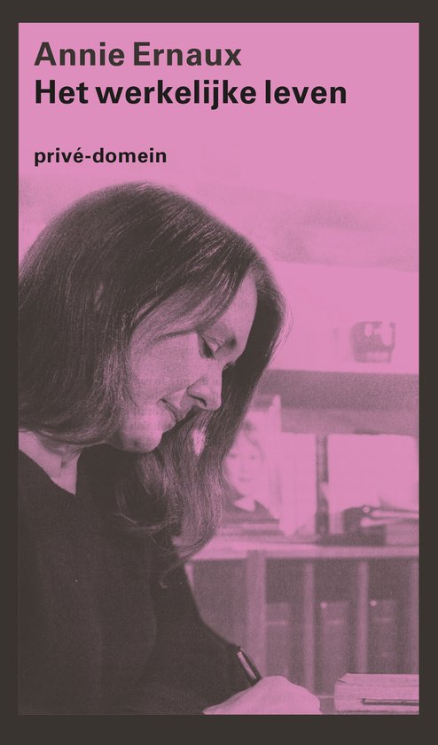 Boek "Het werkelijke leven" van Annie Ernaux met een portret van een vrouw in roze tinten.