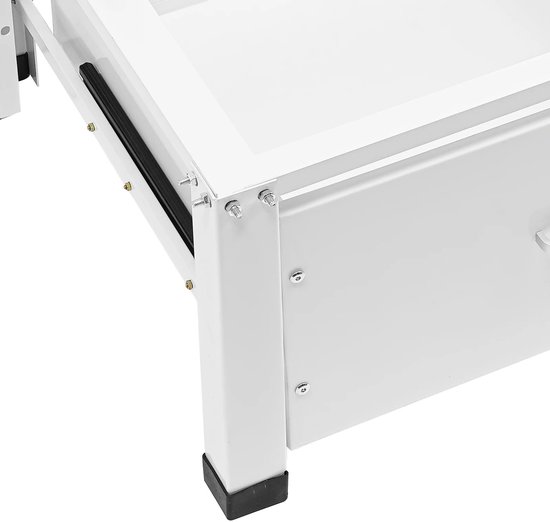 Detailopname van een witte metalen wasmachineverhoger met een ladefront en zwarte voetjes. Bevestigingsschroeven zijn zichtbaar.