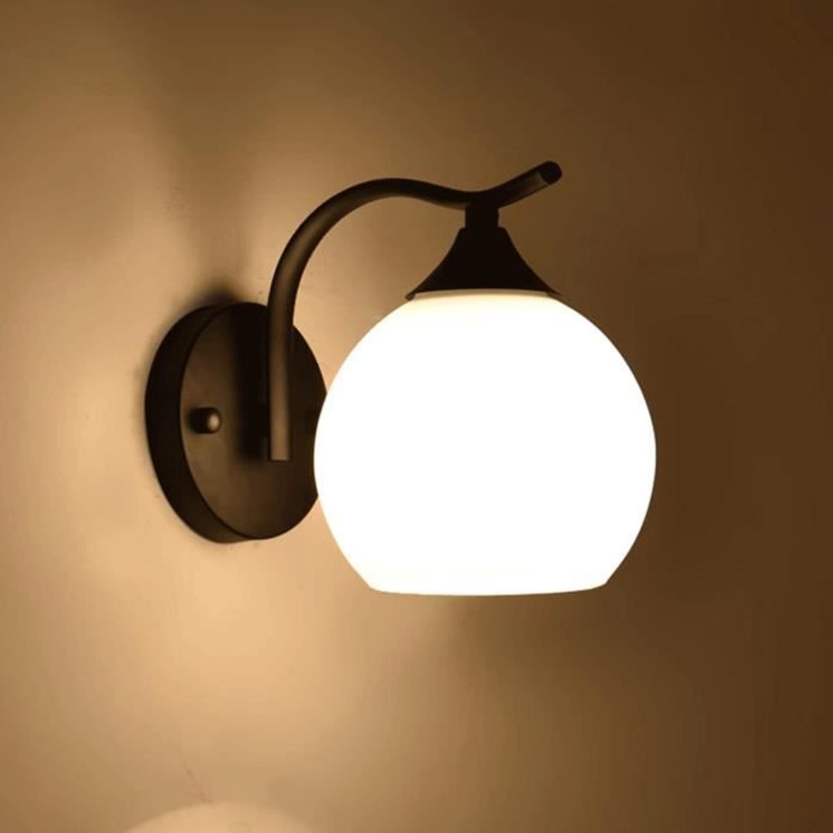Moderne design wandlamp, glazen wandlamp voor naast het bed, zwarte binnenlamp, smeedijzer