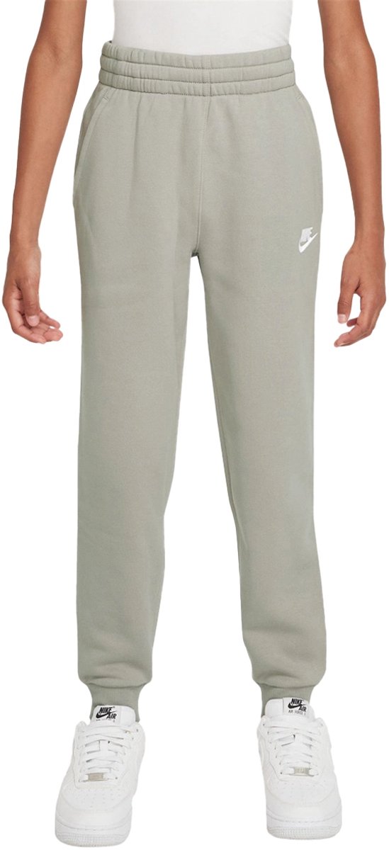 Nike club fleece joggingbroek in de kleur . Groen