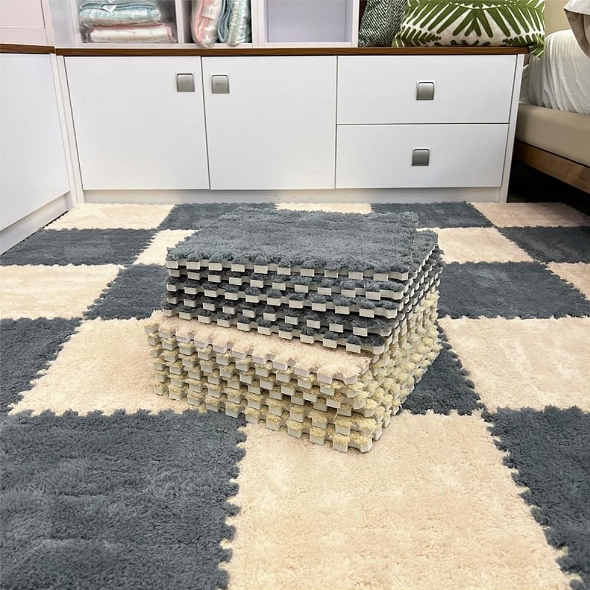 OLOEY 12-delige puzzelmat van tapijtvierkanten, in elkaar grijpende tapijttegels van pluche, antislip EVA-schuim puzzelvloertegels, creëer een veilige ruimte voor de slaapkamer/speelkamer (beige + grijs)