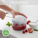 Witte handbediende hakker Rotomac, gebruikt voor het maken van frambozencompote. Naast de hakker liggen frambozen, aardbeien en een schaaltje yoghurt.