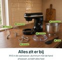 Zwarte keukenmixer met metalen kom en diverse accessoires: garde, deeghaak, menghaak, spatdeksel en spatel.