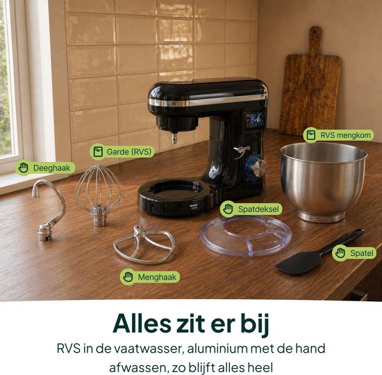 Zwarte keukenmixer met metalen kom en diverse accessoires: garde, deeghaak, menghaak, spatdeksel en spatel.