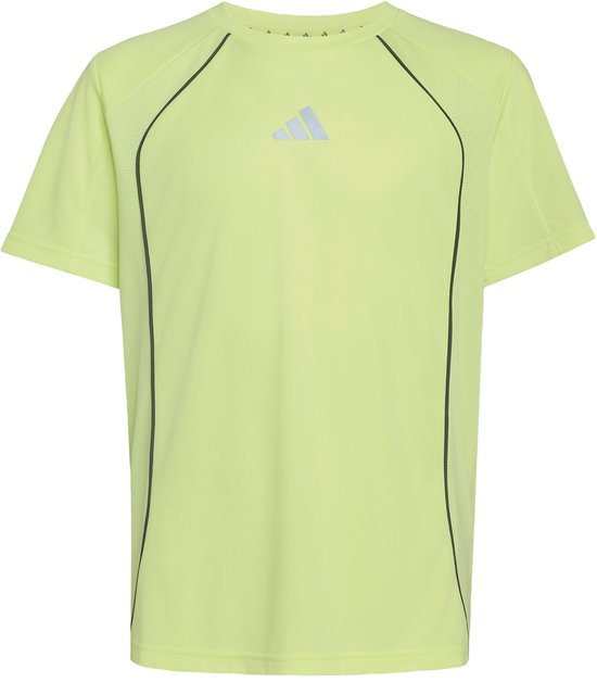 Geel T-shirt met korte mouwen, sportief design met donkere biezen en reflecterend Adidas logo.