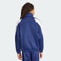 Zijaanzicht van de achterkant van een donkerblauwe sportjack met witte schouderaccenten en Adidas logo.